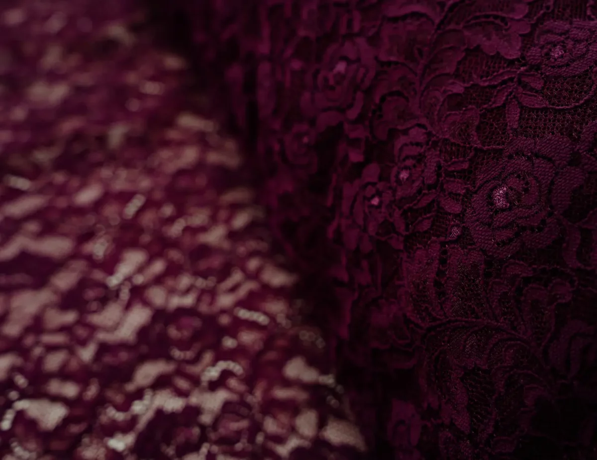 dentelle fleurie prune