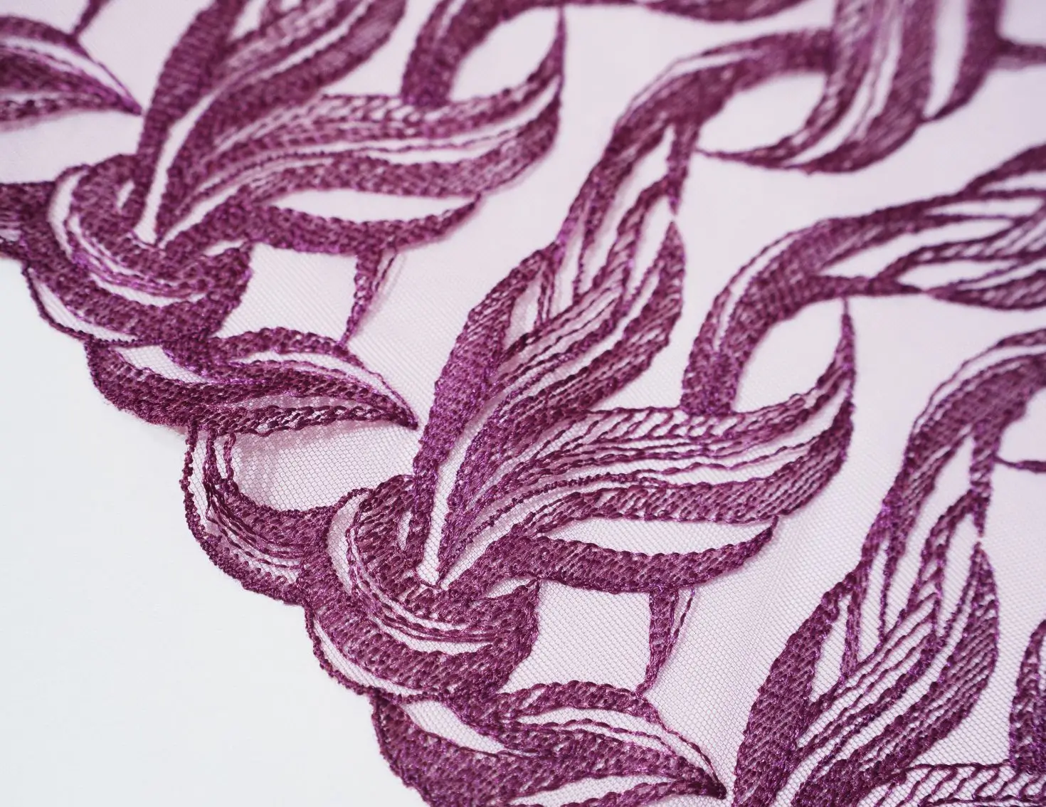 galon de tulle brodé violet