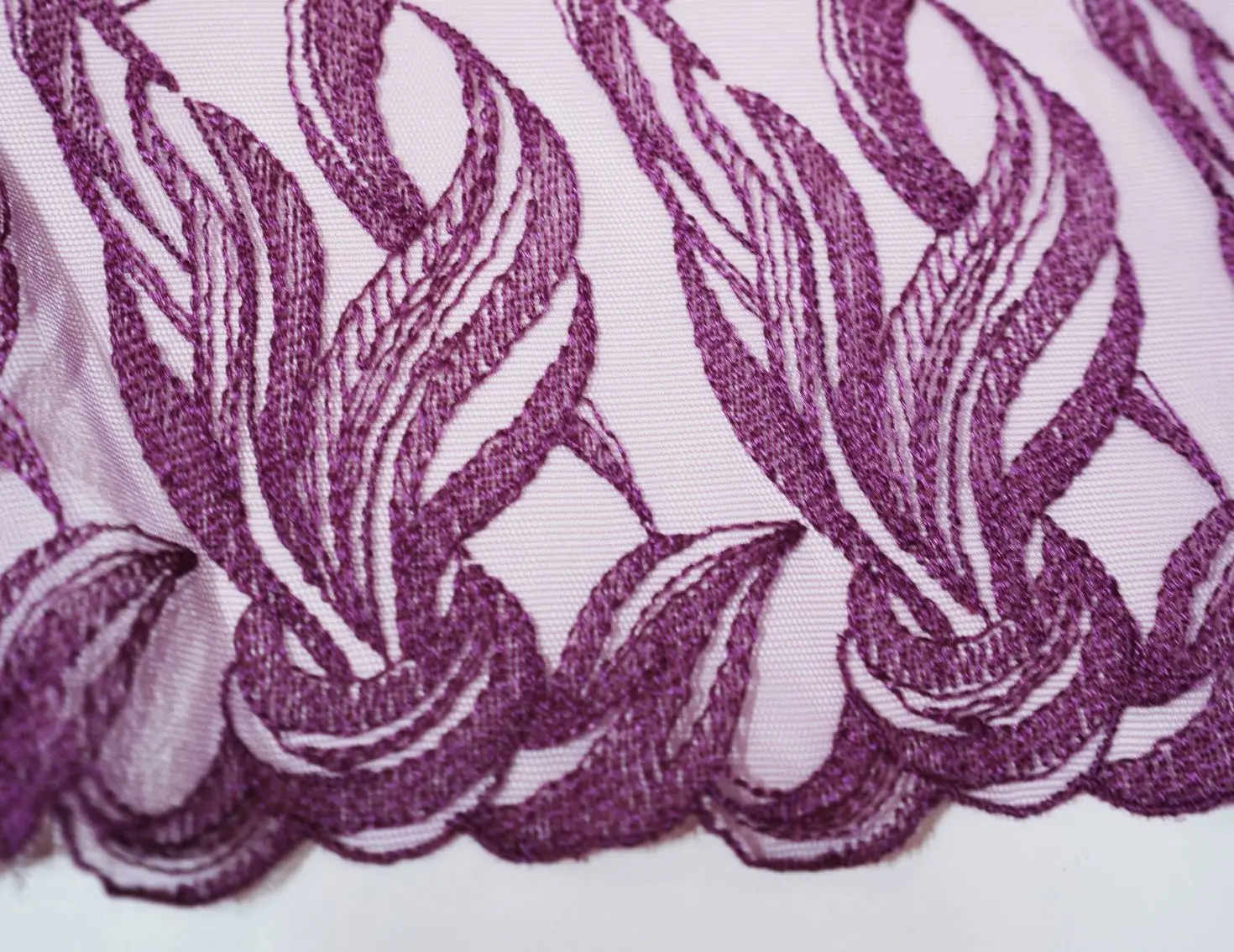 galon de tulle brodé violet