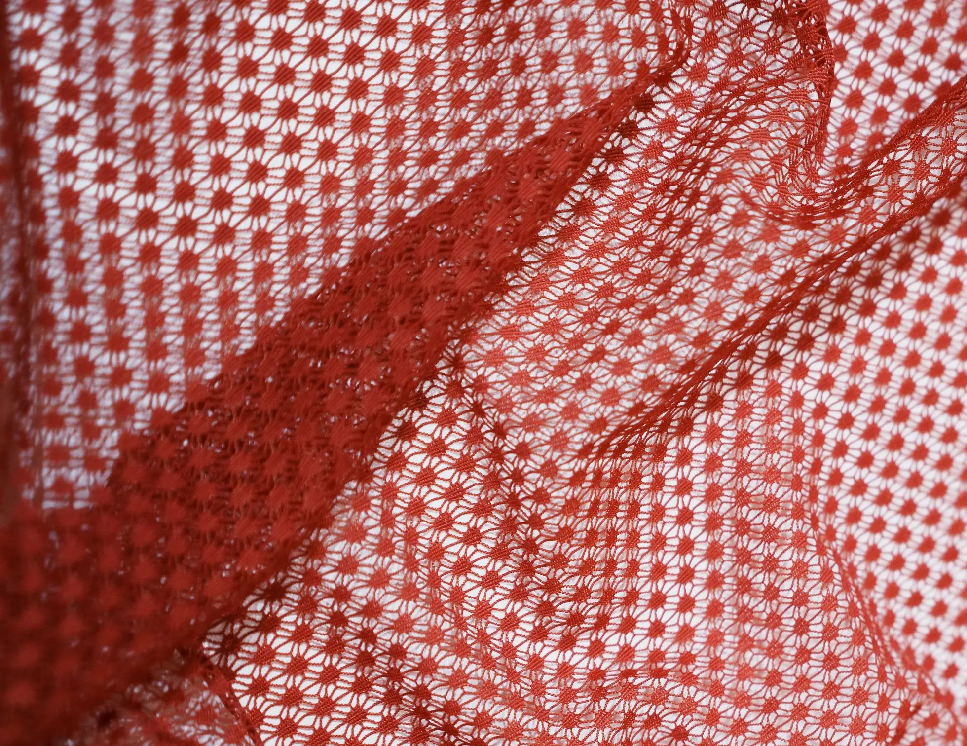 résille ajourée géométrique rouge rouille