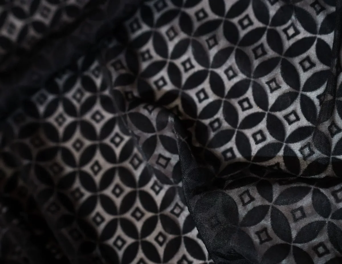 résille noire chevron