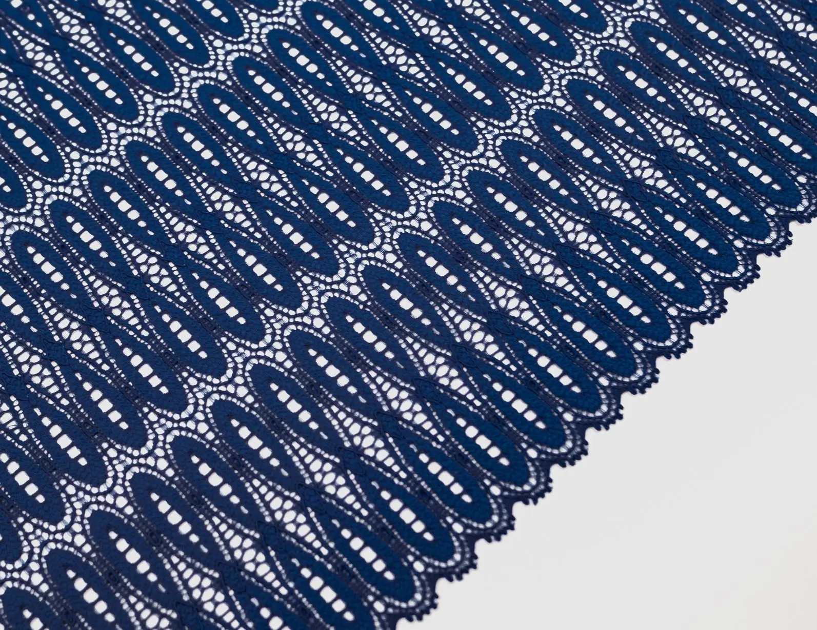 galon de dentelle bleu roi